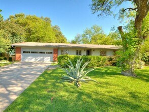 2600 Twin Oaks Dr in Austin, TX - Building Photo - Building Photo