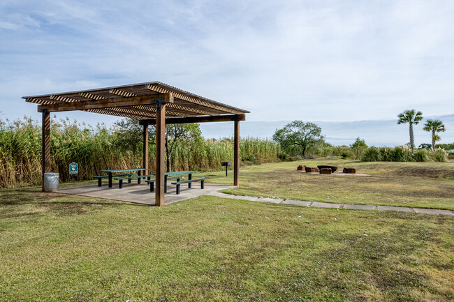 The Preserve at Oyster Creek in Oyster Creek, TX - Foto de edificio - Building Photo