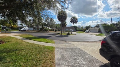 131 Puffin Ct in Royal Palm Beach, FL - Building Photo - Building Photo