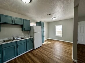 317 Sunnyside Ave in Dodge City, KS - Building Photo - Building Photo