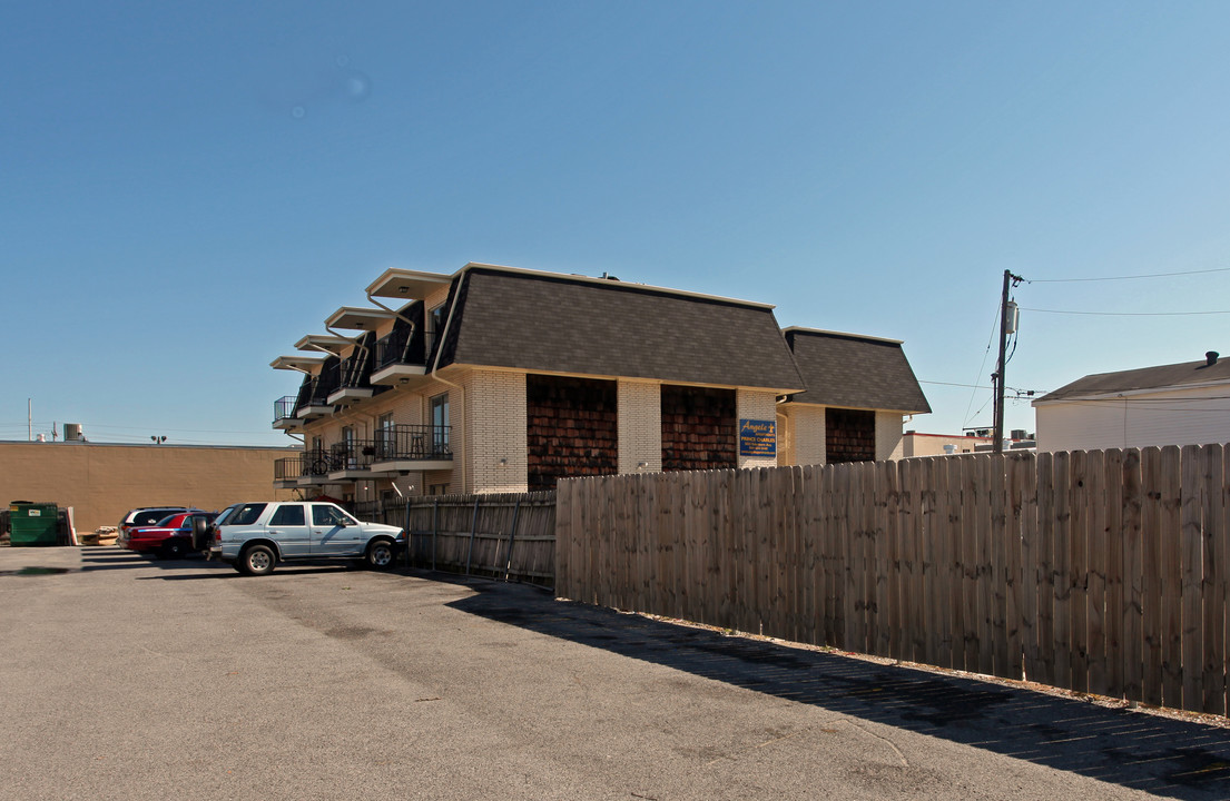 Angele Apartments in Metairie, LA - Building Photo