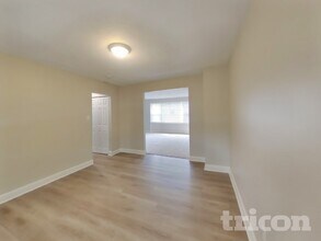 586 Saratoga Rd in King of Prussia, PA - Foto de edificio - Building Photo