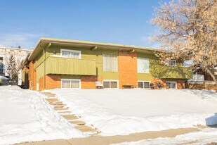 119 Huntington Park NW in Calgary, AB - Building Photo