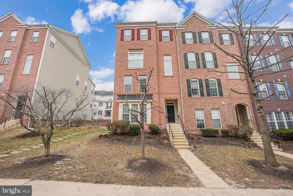 2296 Margraf Cir in Leesylvania, VA - Building Photo