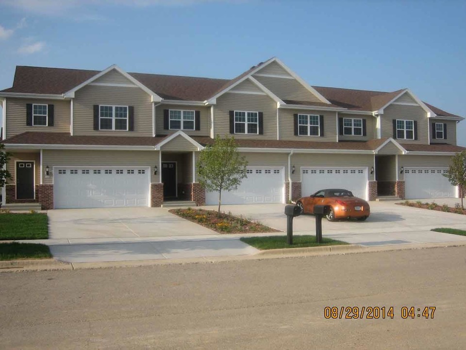 Lakeside of Whitewater Townhome & Home Rental in Whitewater, WI - Foto de edificio