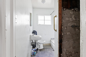 4018 Hillcrest Dr in Los Angeles, CA - Building Photo - Interior Photo