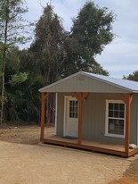 910 Backwoods Rd in Century, FL - Building Photo