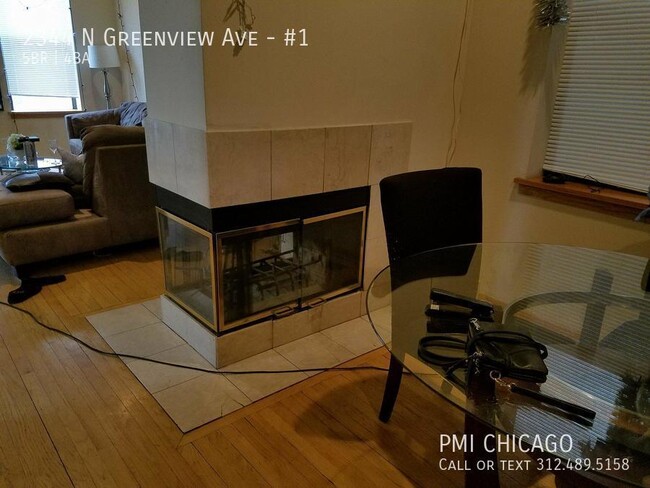 2344 N Greenview Ave in Chicago, IL - Foto de edificio - Building Photo