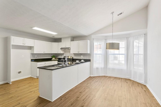 2049 Manor Oak Ln in Buford, GA - Building Photo - Building Photo