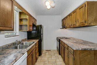 8719 Lakeland Cir in Wichita, KS - Building Photo - Building Photo