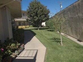 522 E Ave Q-5 in Palmdale, CA - Building Photo - Building Photo