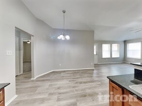 1602 Canary Island Ct in Dallas, TX - Foto de edificio - Building Photo