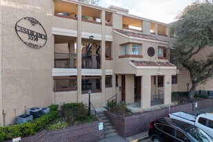 Casa Blanca in Dallas, TX - Building Photo