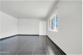 333 Eubank Ct in El Paso, TX - Building Photo - Building Photo