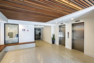 Westwood Riviera Apartments in Los Angeles, CA - Foto de edificio - Lobby