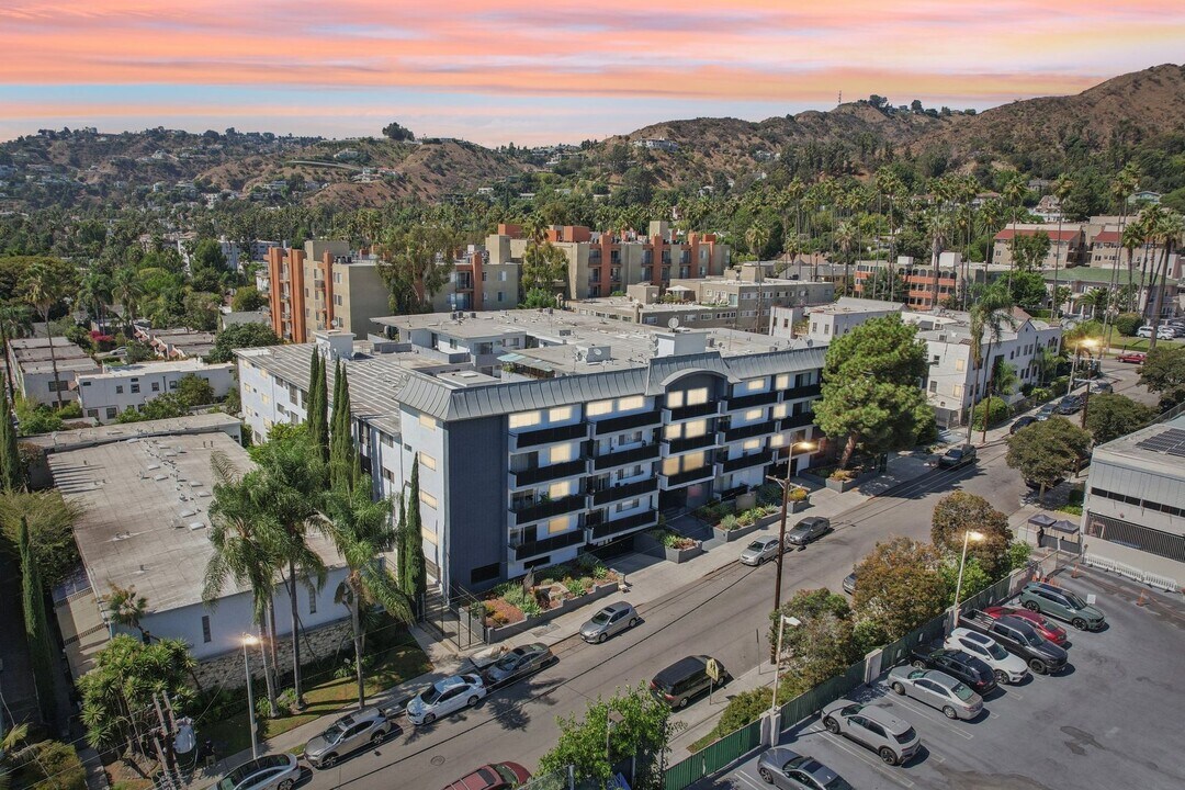 1635 North Martel Avenue in Los Angeles, CA - Foto de edificio