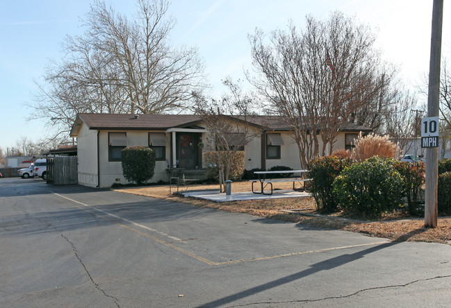 Rolling Acres Mobile Home & RV Park in Oklahoma City, OK - Foto de edificio - Building Photo