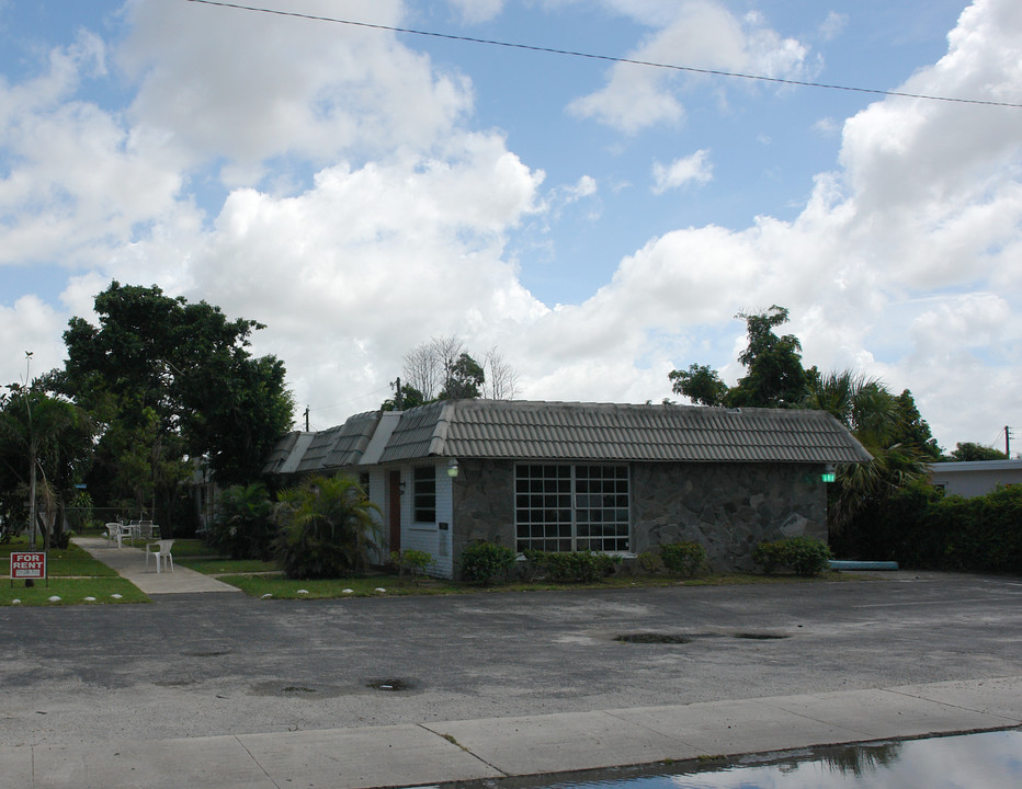 5600-5602 Taft St in Hollywood, FL - Building Photo