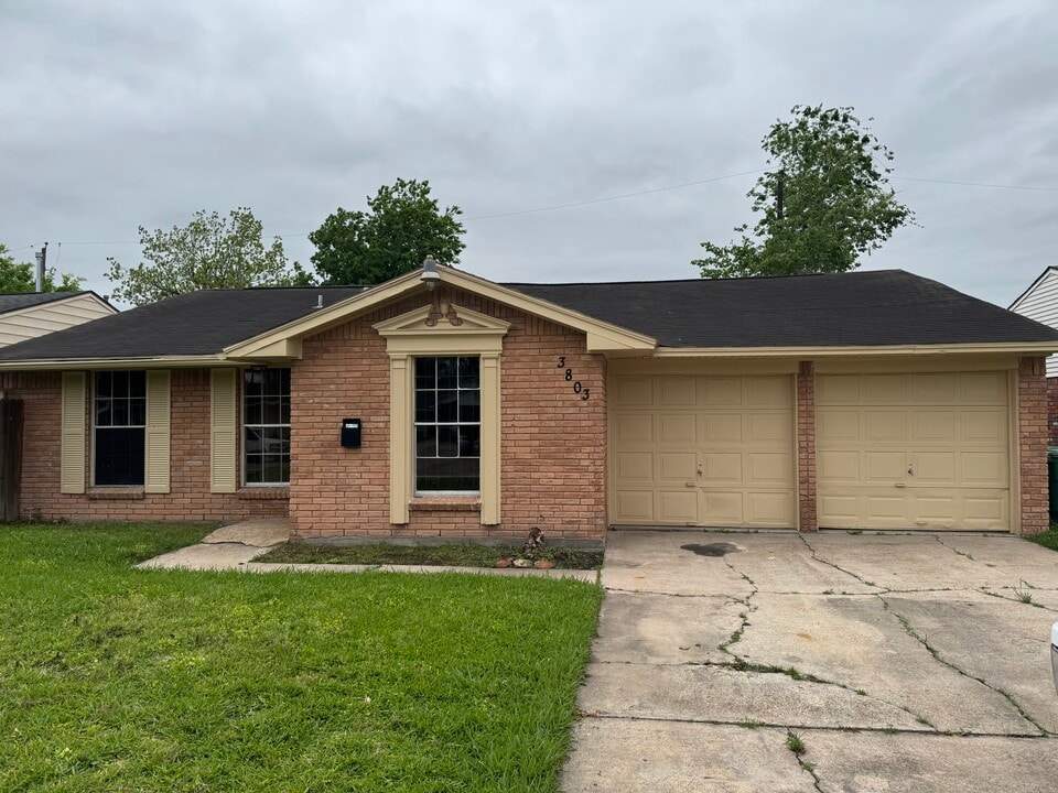 3803 Westhampton Dr in Houston, TX - Building Photo