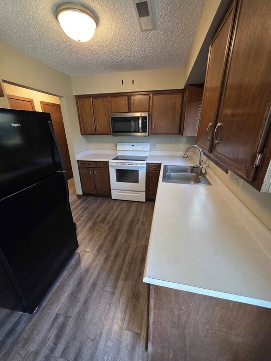 2132 Davis St in Iowa City, IA - Building Photo