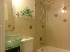 153 Lakeview Dr-Unit -104 in Weston, FL - Building Photo - Building Photo
