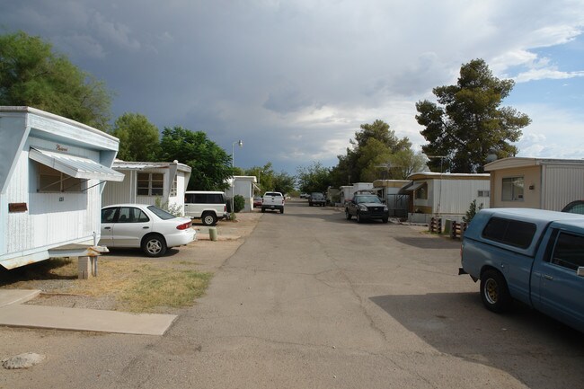 701 W Thurber in Tucson, AZ - Foto de edificio - Building Photo