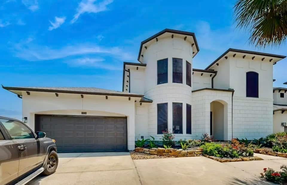 1834 Lakeside Dr in Seabrook, TX - Building Photo
