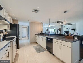 250 S President St in Baltimore, MD - Building Photo - Building Photo