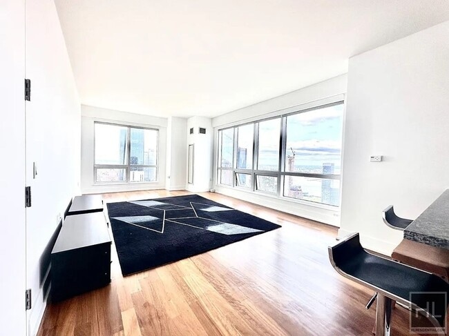 350 W 42nd St