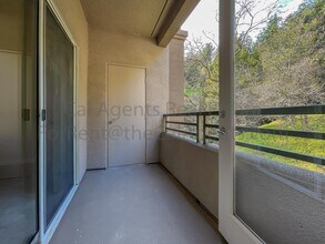 260 Caldecott Ln in Oakland, CA - Building Photo - Building Photo