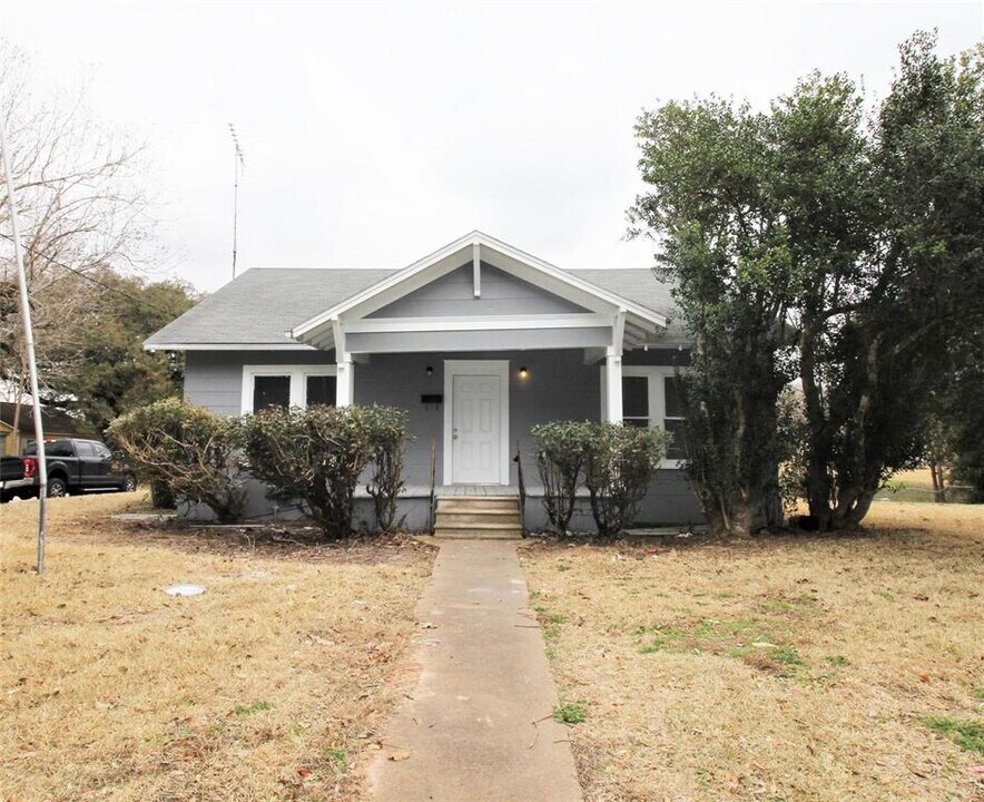 716 Olive St in Wharton, TX - Building Photo