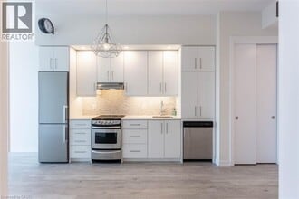 40 Esplanade Ln in Grimsby, ON - Building Photo - Building Photo