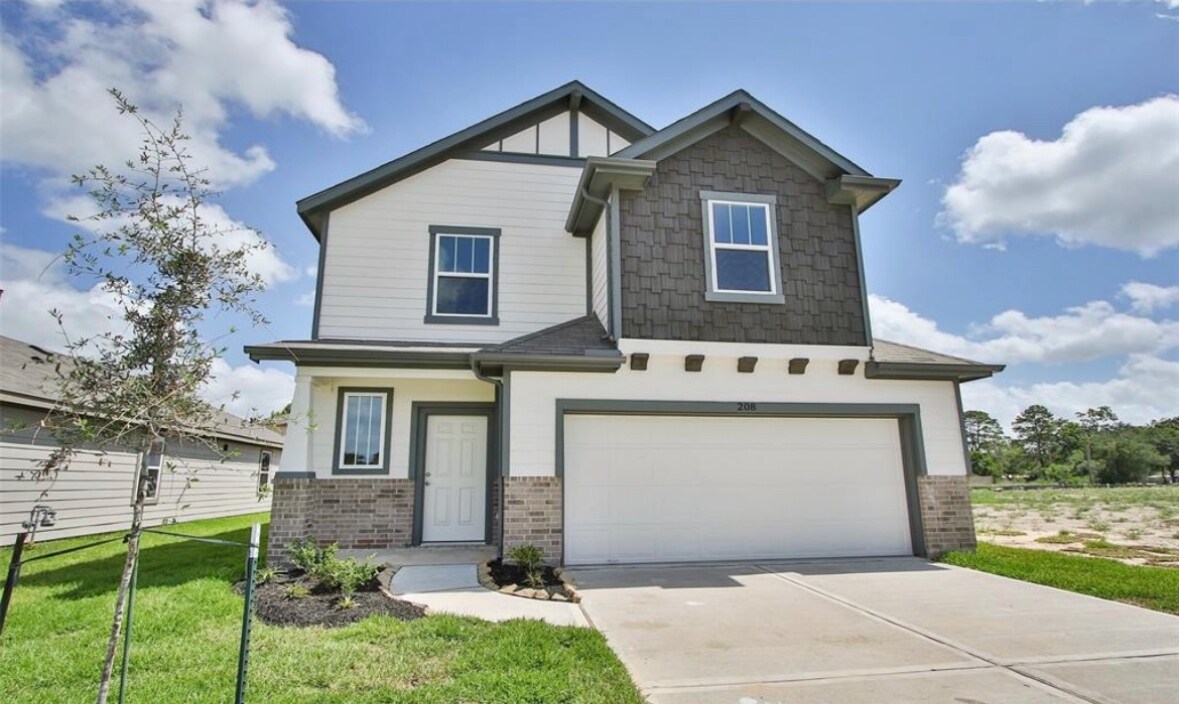 208 Lisa Marie Dr in Angleton, TX - Building Photo