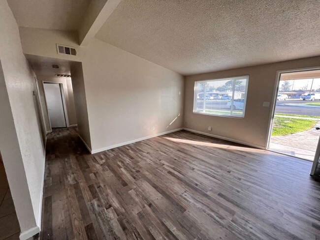 1536 Thornton St in Hanford, CA - Building Photo - Building Photo