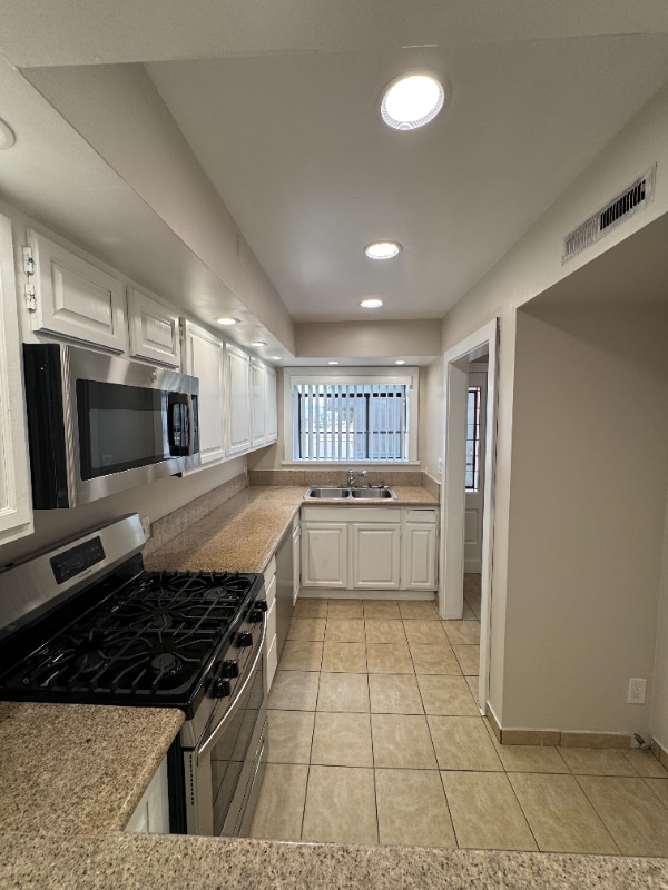 624 E Cedar Ave in Burbank, CA - Foto de edificio - Building Photo