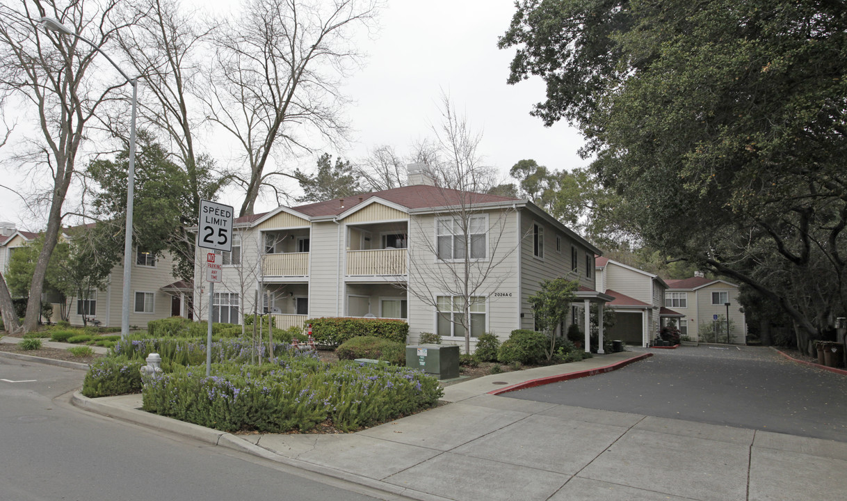 Pecan Court Apartments in Napa, CA - Foto de edificio