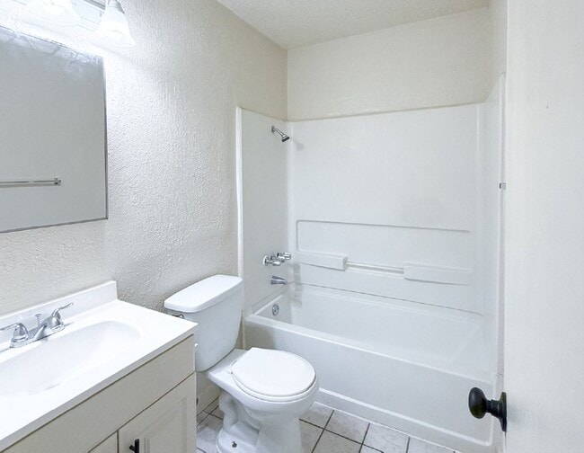 4415 N Clark St, Unit Clark #10