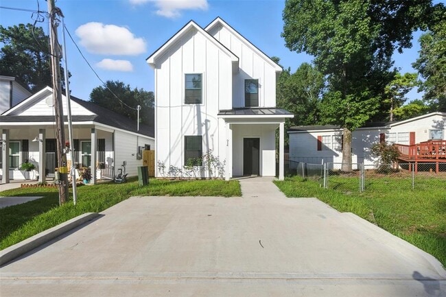 property at 914 Timberglen Ct