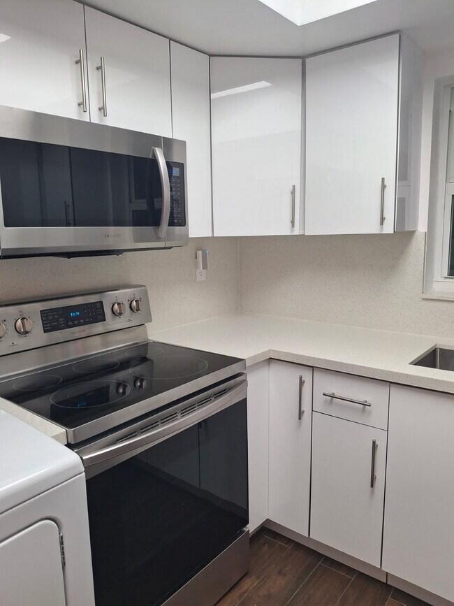 1351 W 69th St in Hialeah, FL - Foto de edificio - Building Photo