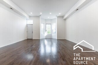 2112 N Campbell Ave, Unit 1 in Chicago, IL - Building Photo - Building Photo