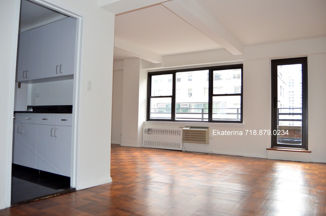 157 W 57th St in New York, NY - Building Photo
