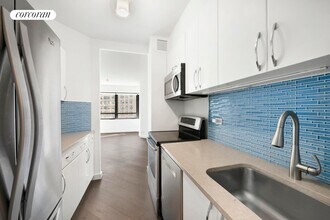 240 E 47th St in New York, NY - Building Photo - Building Photo