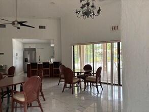 9121 W Sunrise Blvd in Plantation, FL - Building Photo - Building Photo