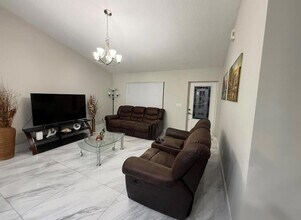 1082 SW Bellevue Ave in Port St. Lucie, FL - Foto de edificio - Building Photo