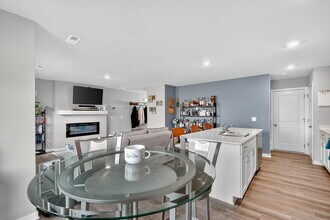 2541 SE Hawkins Dr in West Des Moines, IA - Foto de edificio - Building Photo