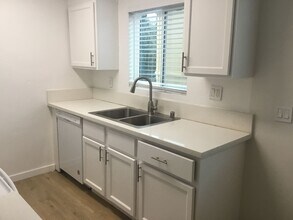 Palm Sawtelle Townhomes in Los Angeles, CA - Foto de edificio - Interior Photo