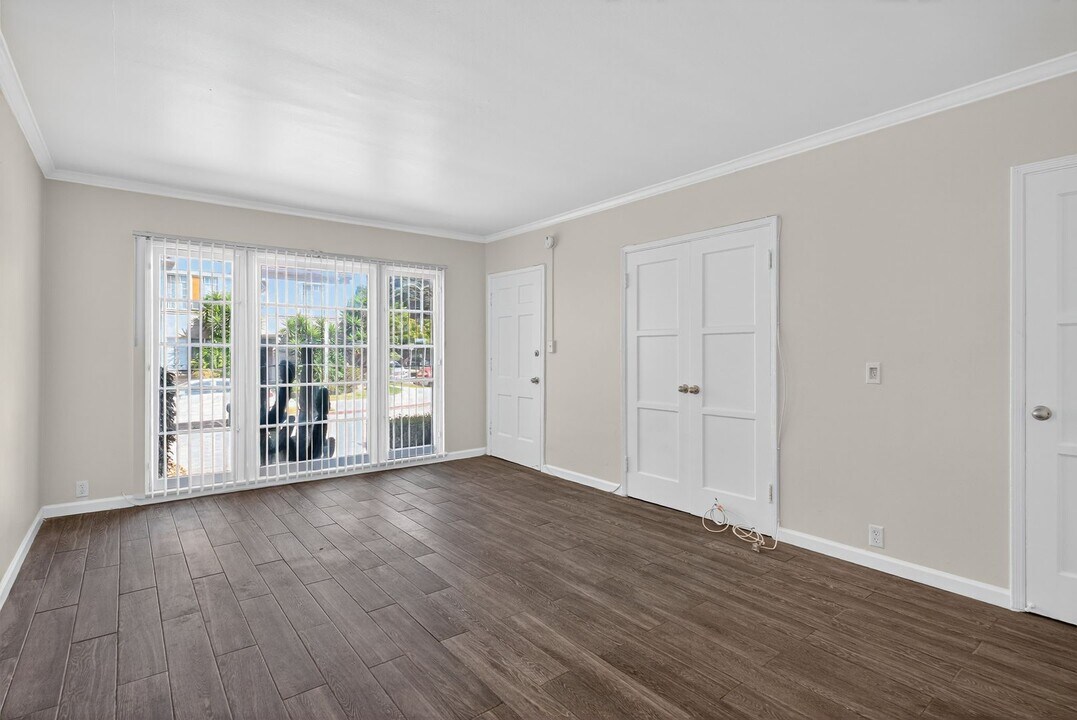 4141-4147 S Bronson Avenue in Los Angeles, CA - Building Photo