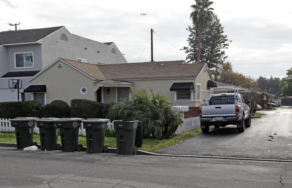 2390 Elden Ave in Costa Mesa, CA - Building Photo