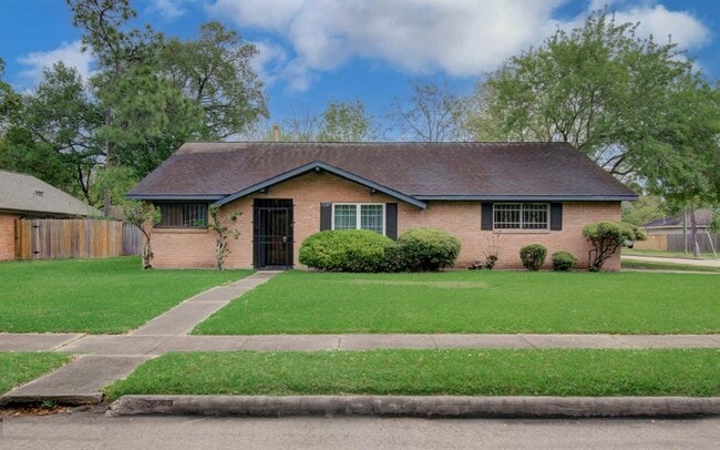 12027 Hillcroft St in Houston, TX - Building Photo - Building Photo