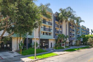 Catalina Gardens in Los Angeles, CA - Building Photo
